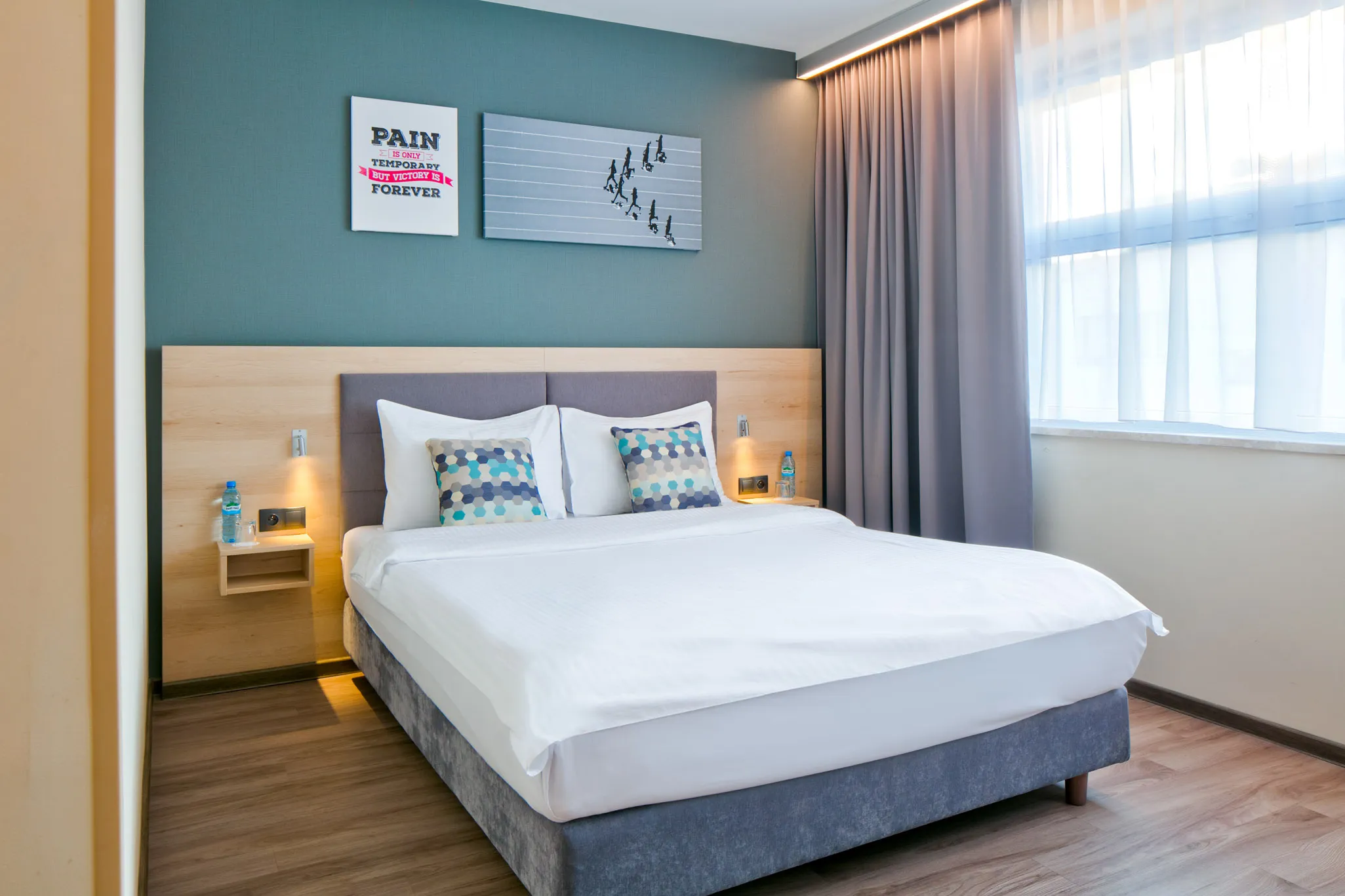 Pokój dwuosobowy w o3Hotel — duże łóżko, jasne wnętrze i zaciemniające zasłony
